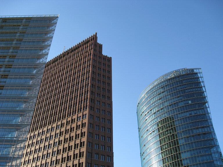 Zwei Hochhäuser in der Nähe des Potsdamer Platzes zur Sommerzeit