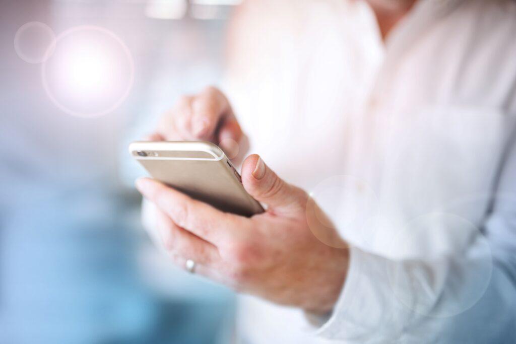 Eine Mann mit einem Smartphone in der Hand