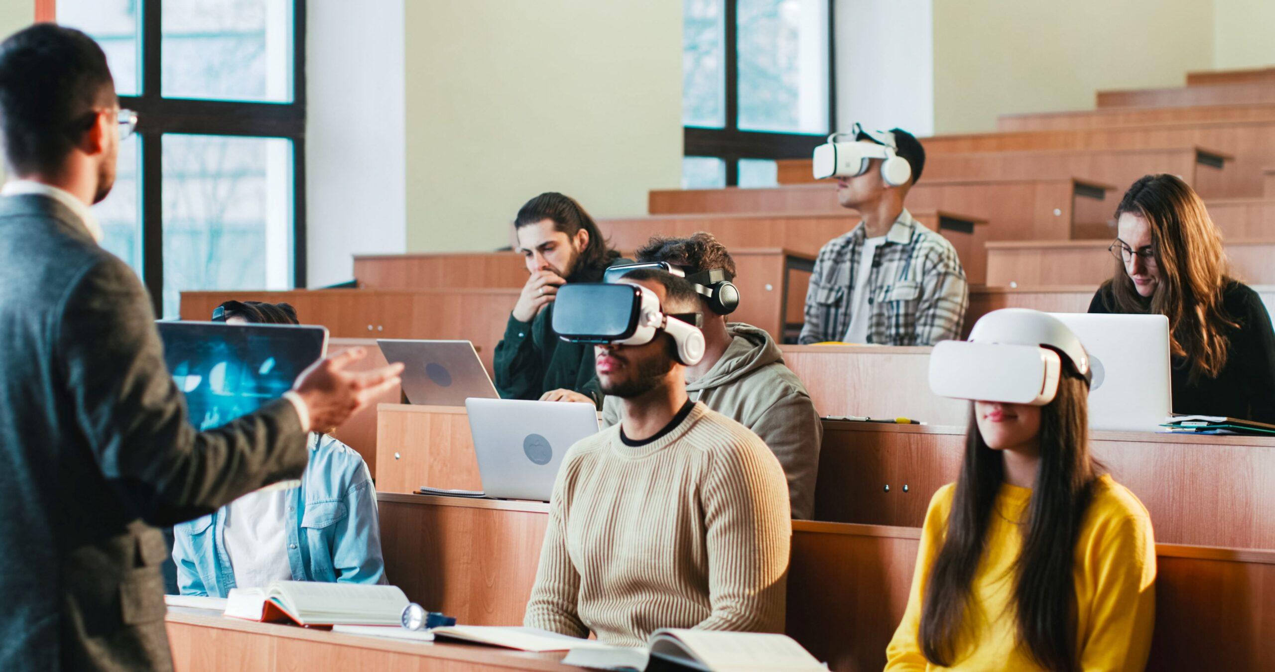 Eine Person unterrichtet Menschen mit einer VR-Brille