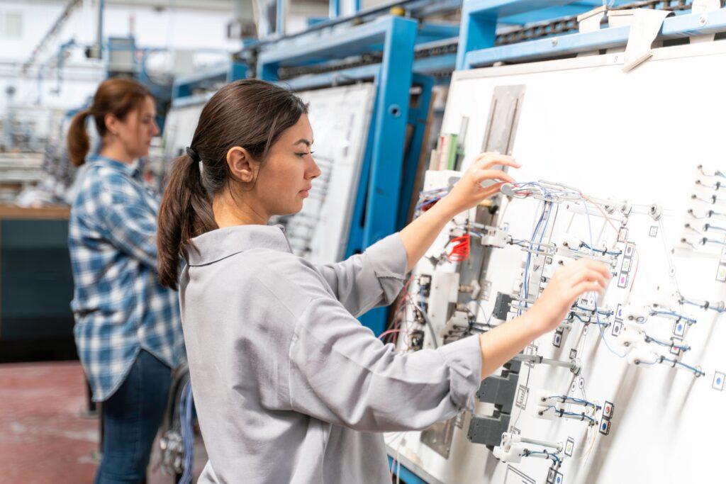 Mitarbeiterin an einem modularen Montagearbeitsplatz in der Baugruppemontage