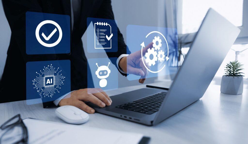 KI Entwicklung in der Industrie: digitale Automatisierung mit AI-Technologien und Prozesssteuerung am Laptop