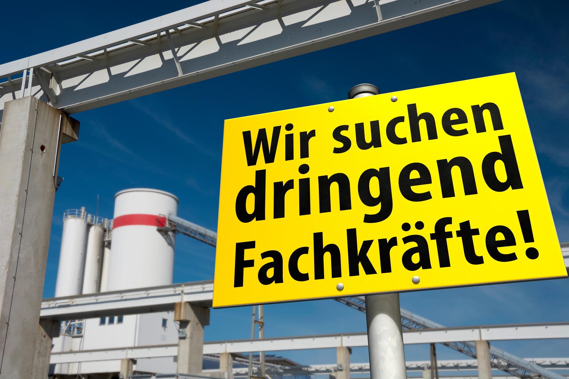 Gelbes Schild mit Text Fachkräfte dringend gesucht | Arbeitsrecht Würzburg