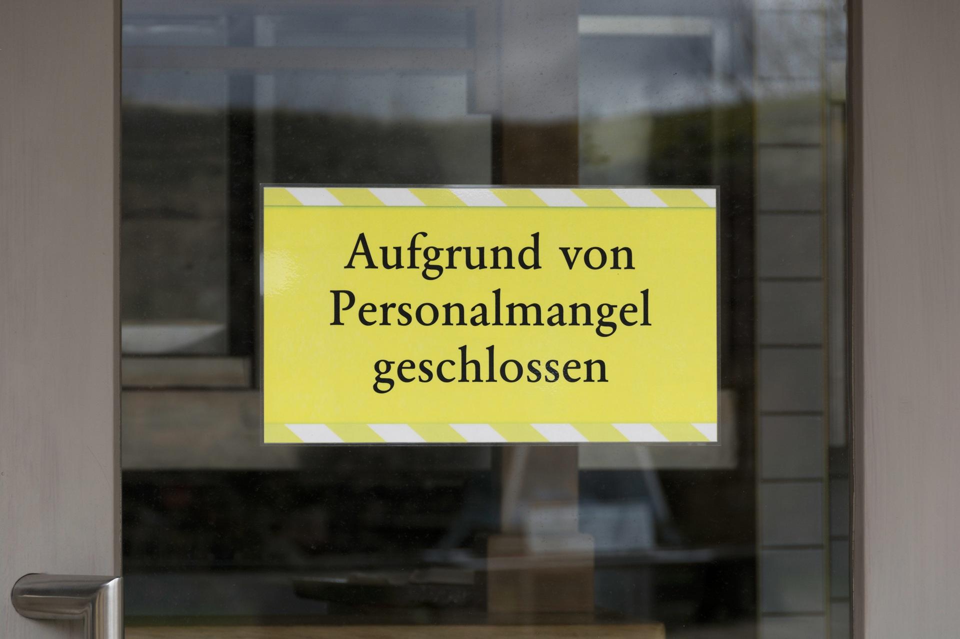 Hinweisschild geschlossen wegen Personalmangel an Tür | Arbeitsrecht Würzburg