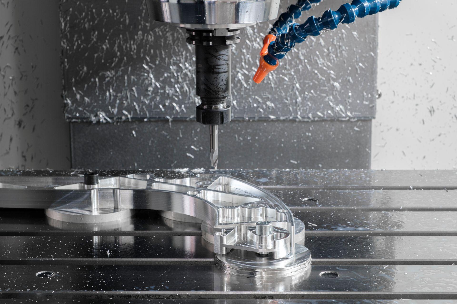 Fräsvorgang eines Metallbauteils auf einer modernen CNC-Maschine